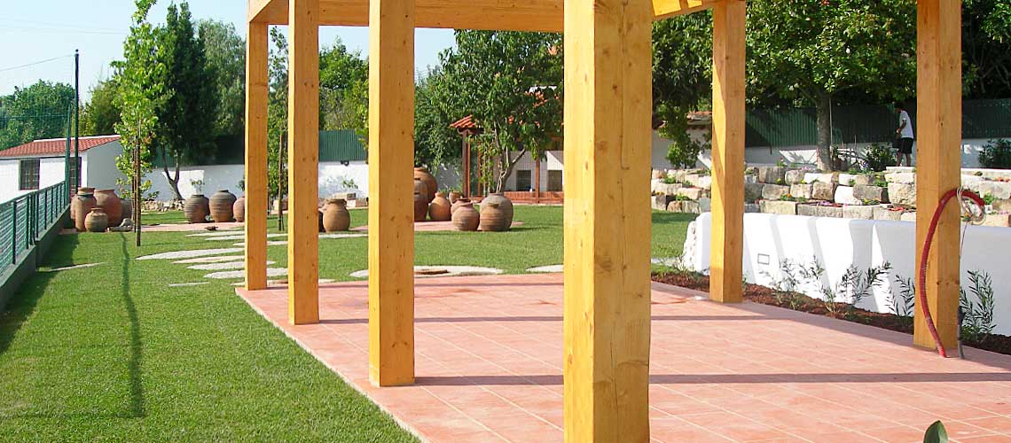 Construção em madeira para jardim